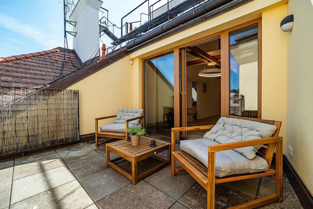 Fantastic Attic Apt with big Terrace, Praha