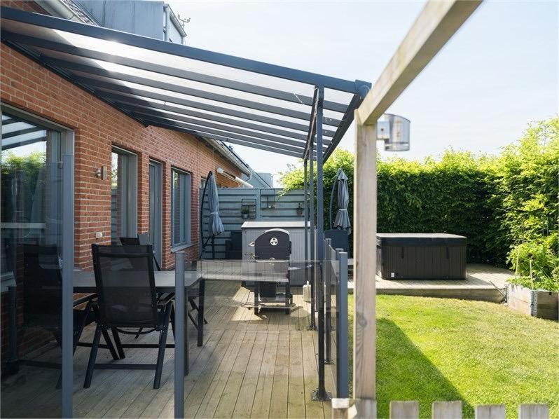 View, 5-Bed-Rooms House with Jacuzzi, Free Parking, and 2 Toilets-Bath in Malm in Malmo