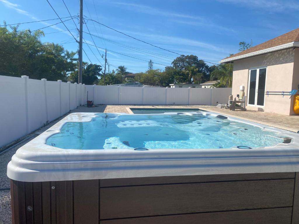 Paradise Pool House in Dania, Dania Beach