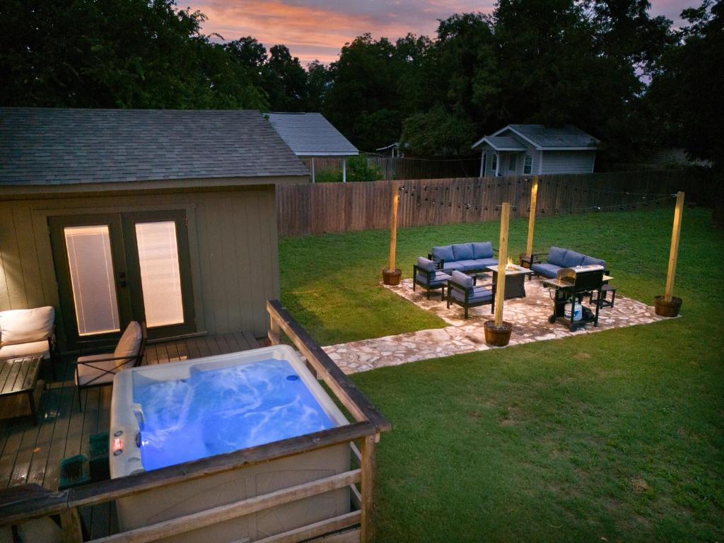 The Olive Branch - Hot Tub & Walk to Main, Fredericksburg