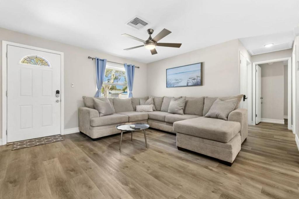 Private Seminole Pool Home Just minutes to the beach, Cross Bayou