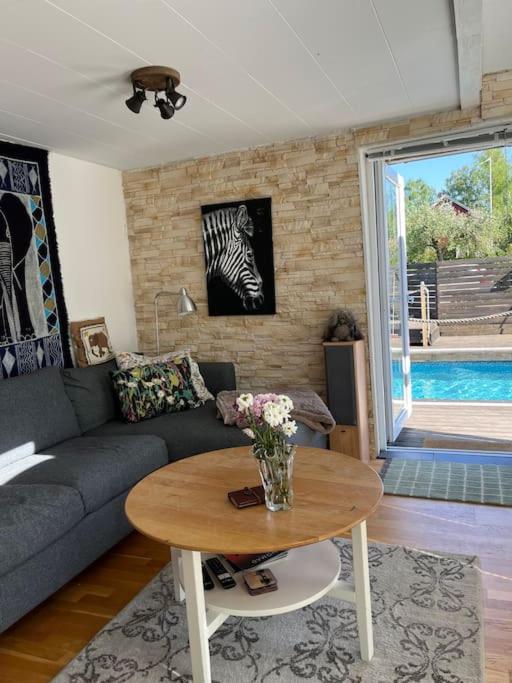 Sjönära fritidshus med pool i lantlig miljö, Bro