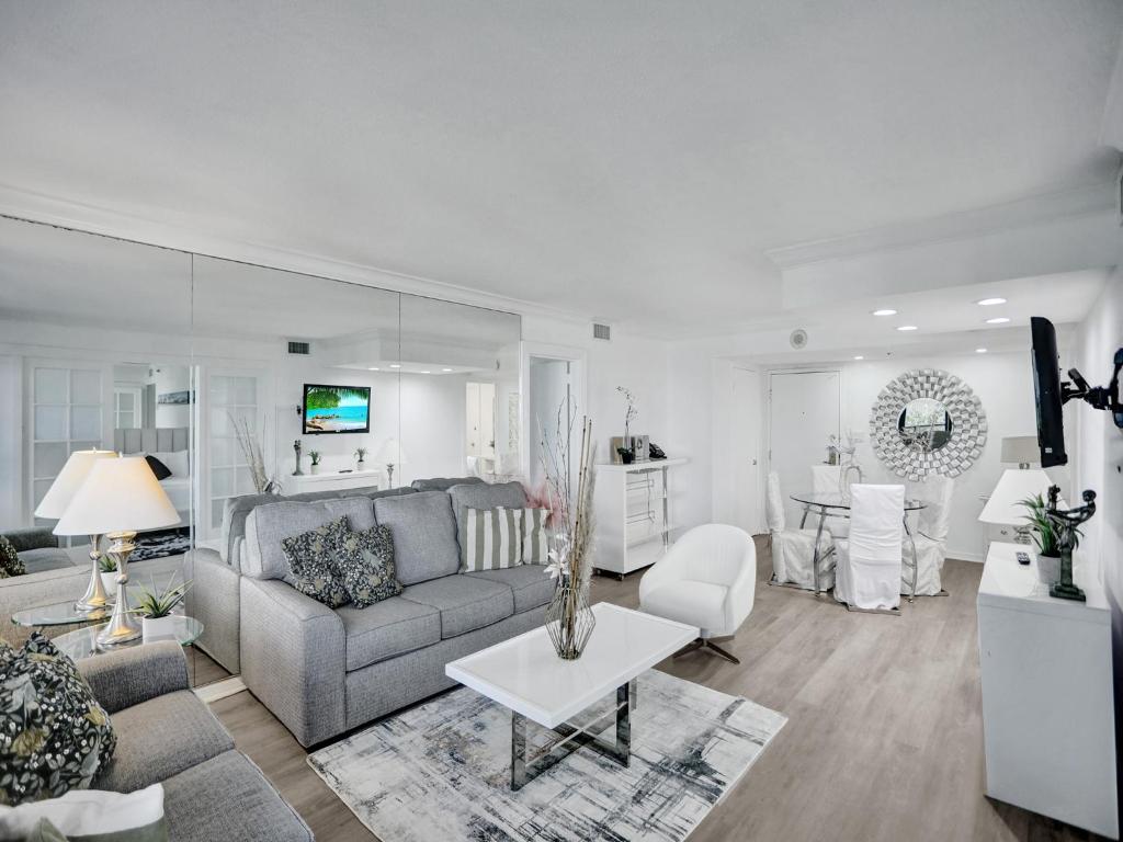 Charming Ocean View Condo Beach Service 516, Miami Beach