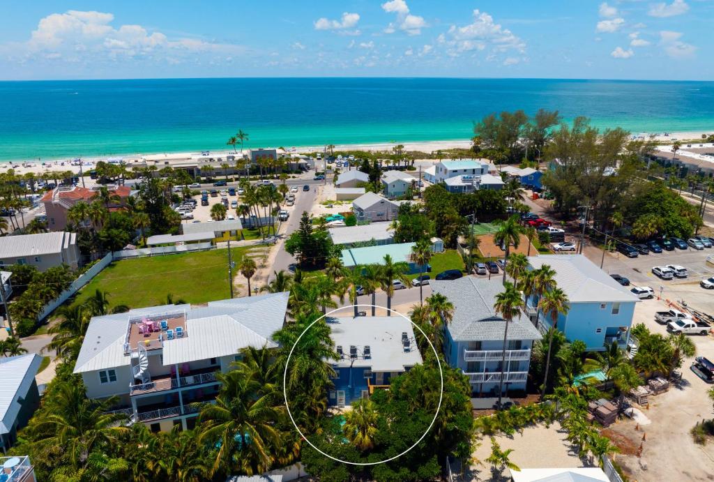 AMI Condo With Pool, Walk to Beach & Bridge St, Bradenton Beach