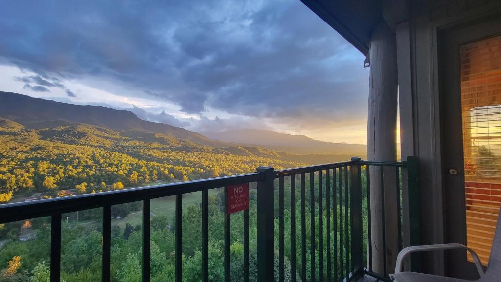 Eagles View, Luxury living Amazing Mtn Views! indoor pool & spa, Gatlinburg