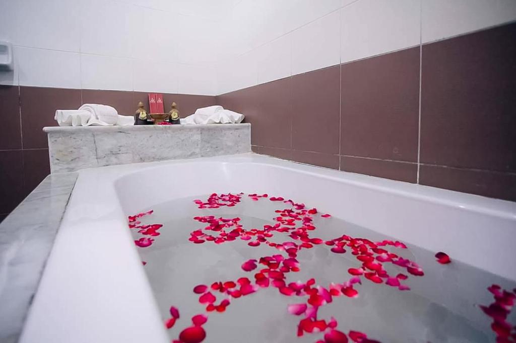 Bathroom, The Ligor City Hotel in Nakhon Si Thammarat