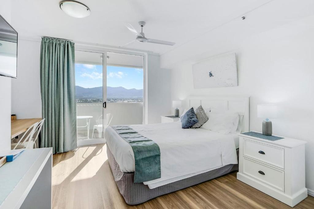 Cairns Central Getaway - A Sleek City Studio, Cairns