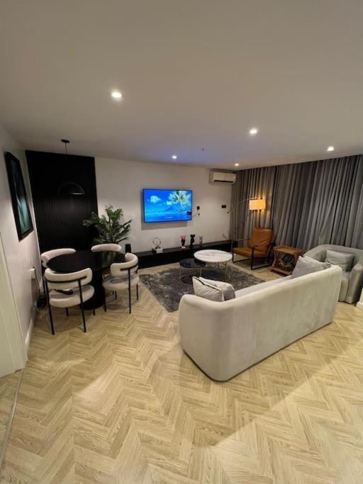 Unwind in the hot tub, Abudža