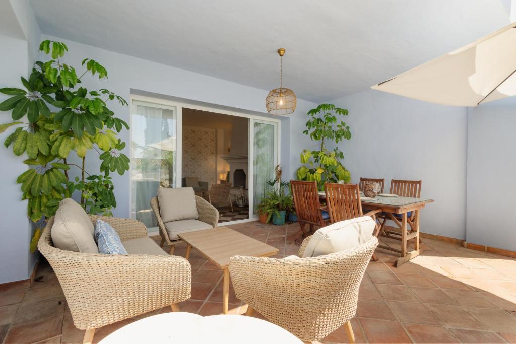 Apartment, with private terrace and in beachfront urbanization with heated pool, in Casares Costa - 4