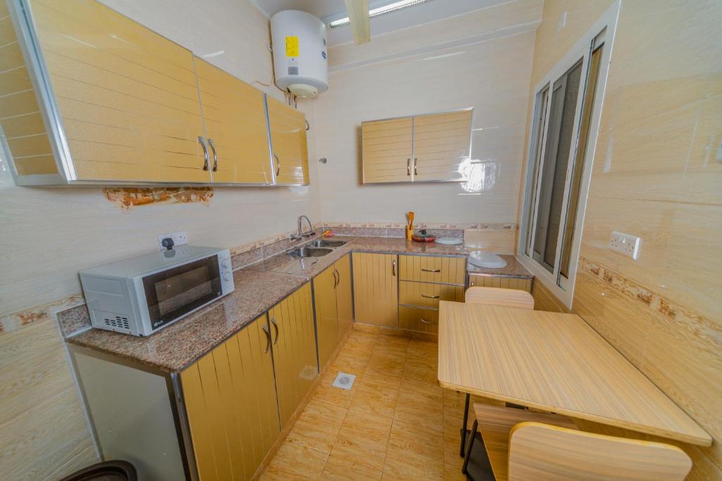 Kitchen, Zaki Hotel Apartment in Sur
