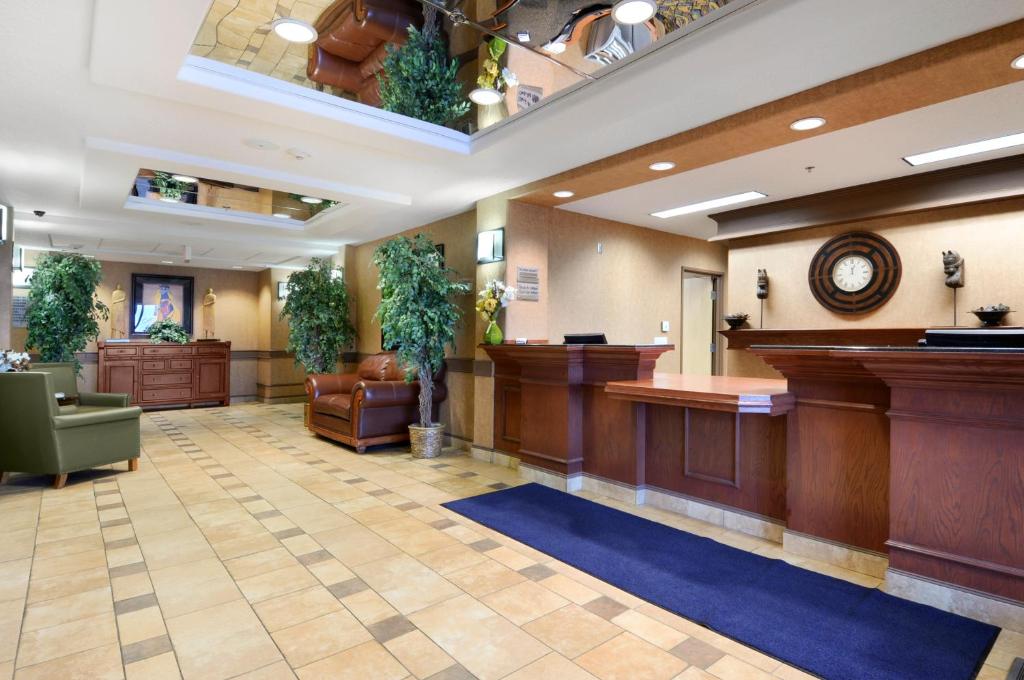 Days Inn & Suites by Wyndham Strathmore photo