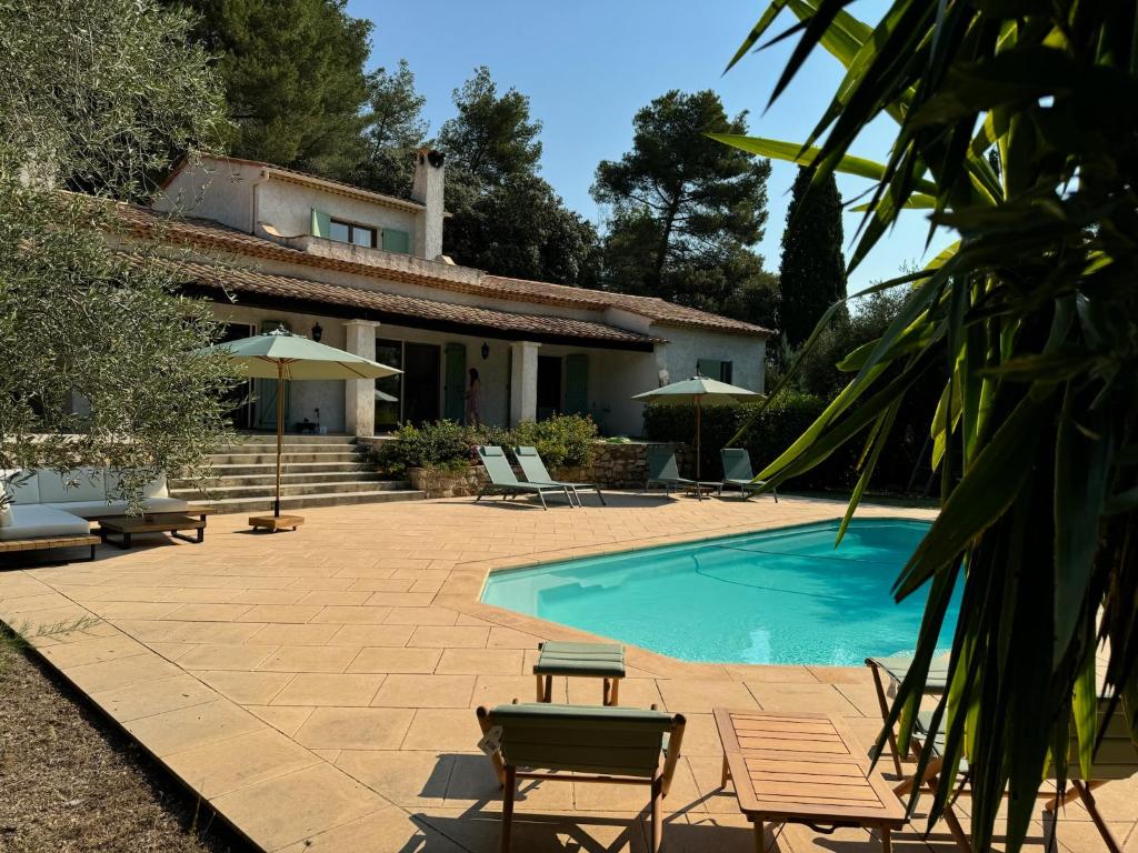 L'Oliveda - complètement climatisée, piscine, calme, proche commerce et lac, ski à 45min - 2