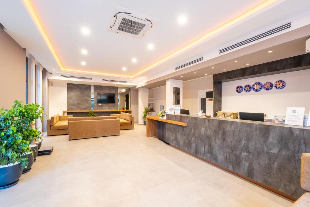 Viking Beach Hotel & Spa — Hotel building in Kemer