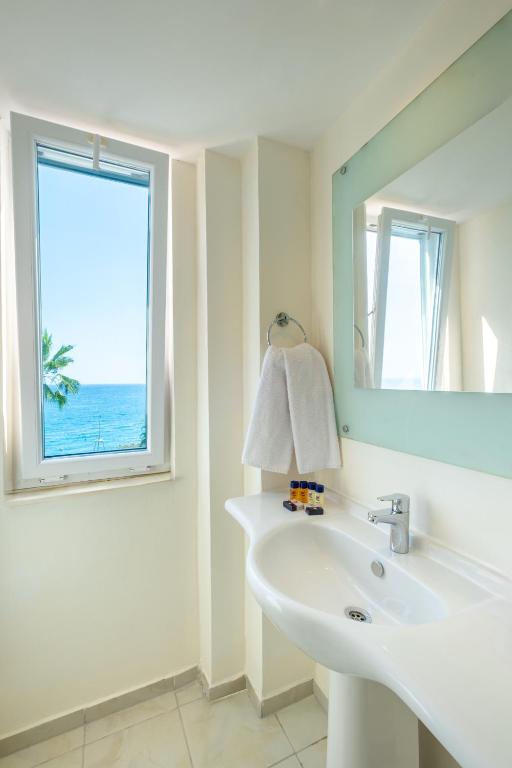 Viking Beach Hotel & Spa — Hotel rooms in Kemer