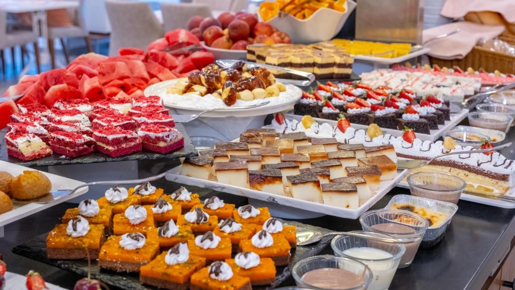Viking Beach Hotel & Spa — Restaurant & bars in Kemer