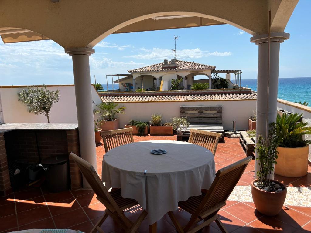 Cal SalMaré seafront apartment with rooftop terrace and pool - 2
