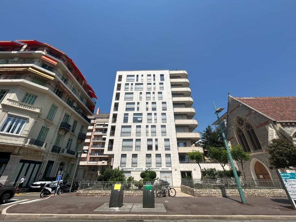 Appartement Neuf et Équipé À Deux Pas de la Mer et Face au Casino en Plein Centre - 3