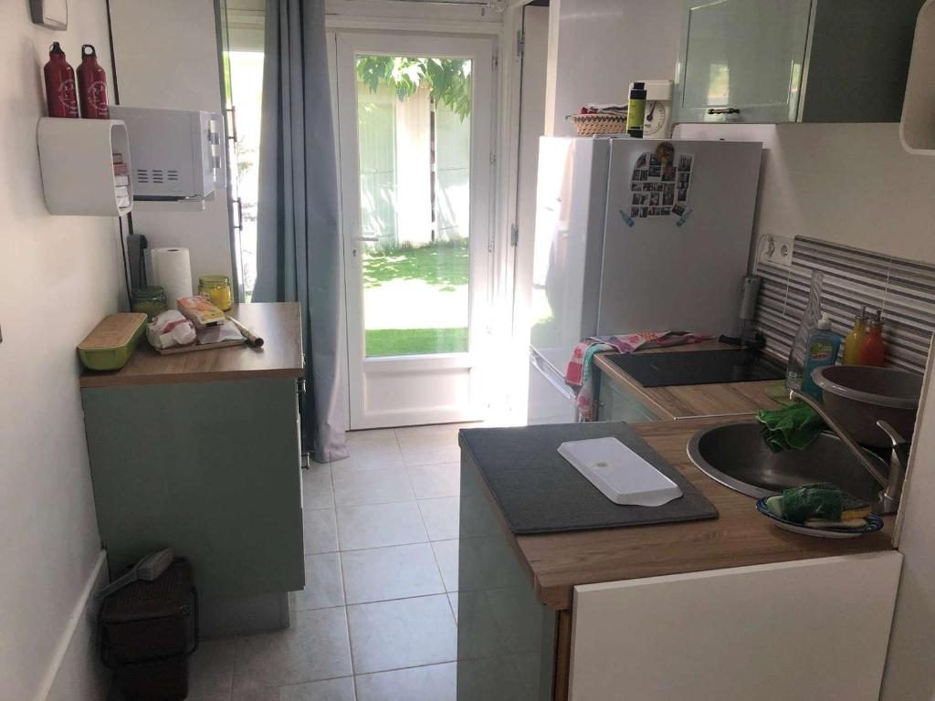 Maison Bungalow Climatisée avec Jardin Arboré, 3 Chambres, Wifi - Proche Plage et Commerces - FR-1-701-84 - 3