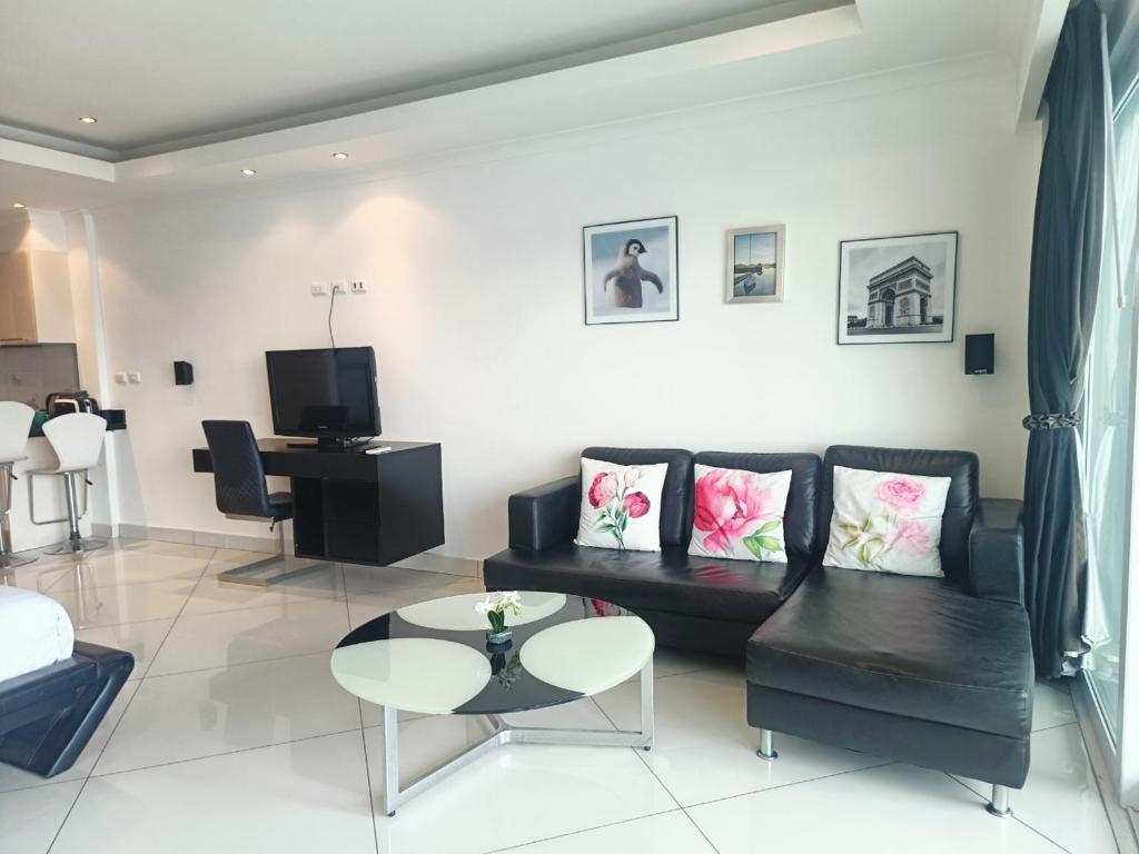 Shared lounge/TV area