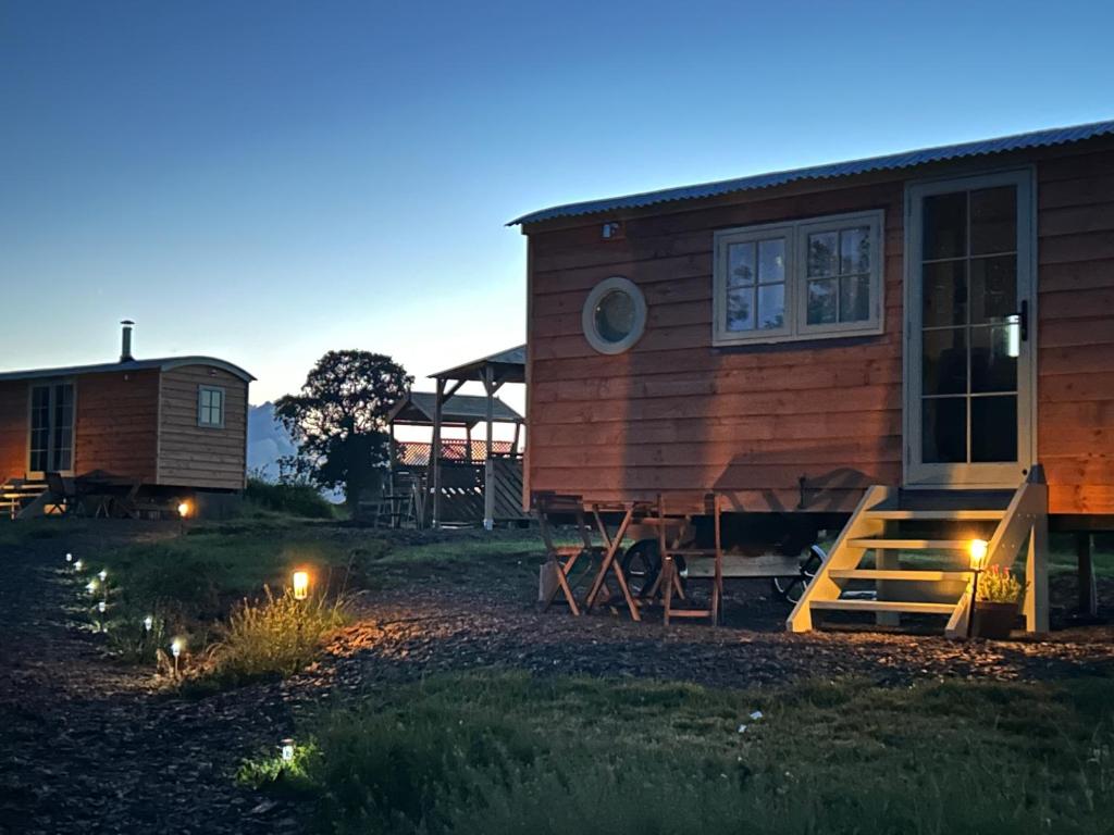 Cosy Devon Hut with Private Hot Tub, Umberleigh Bridge