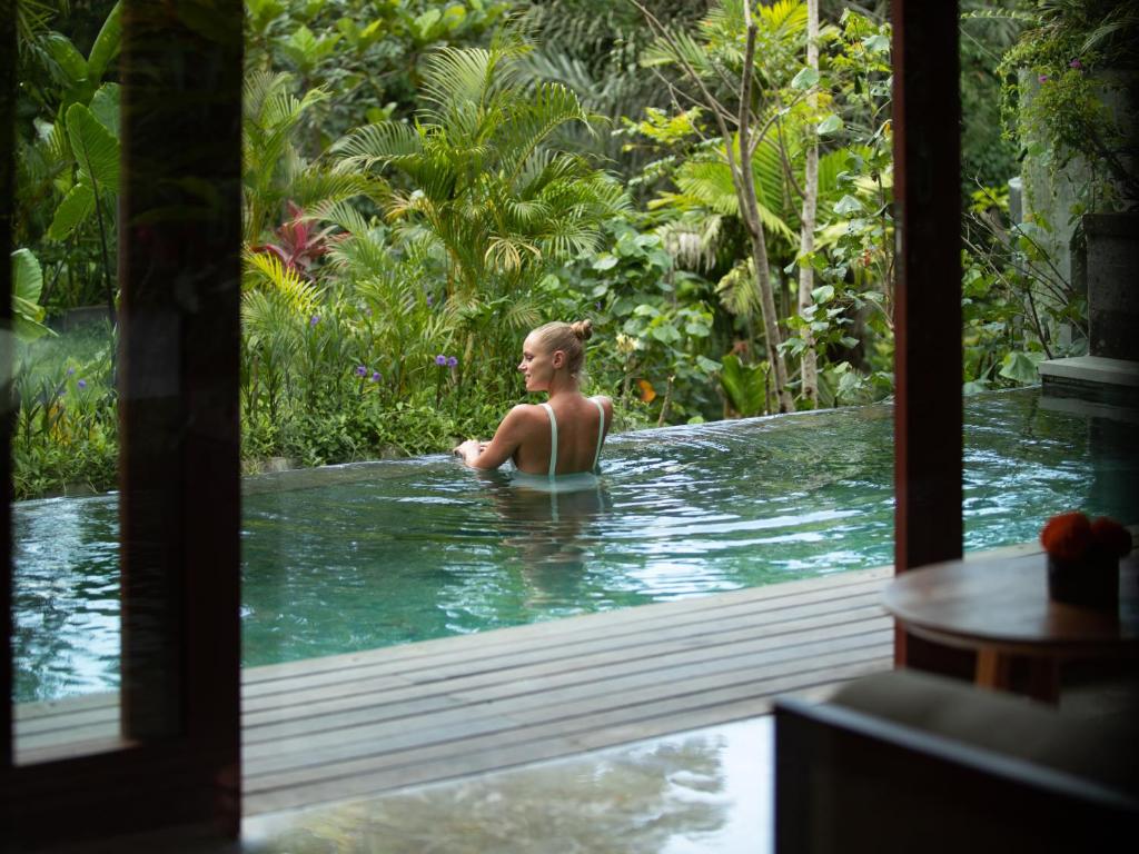 スイミングプール