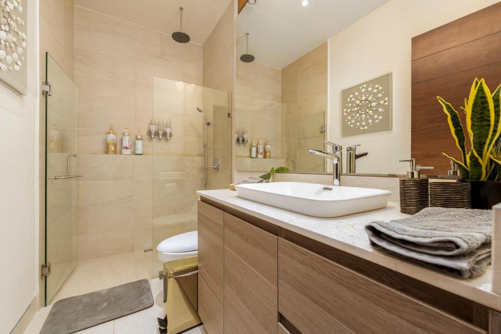 Luxury condo with pool, jacuzzi, and private terrace - 4