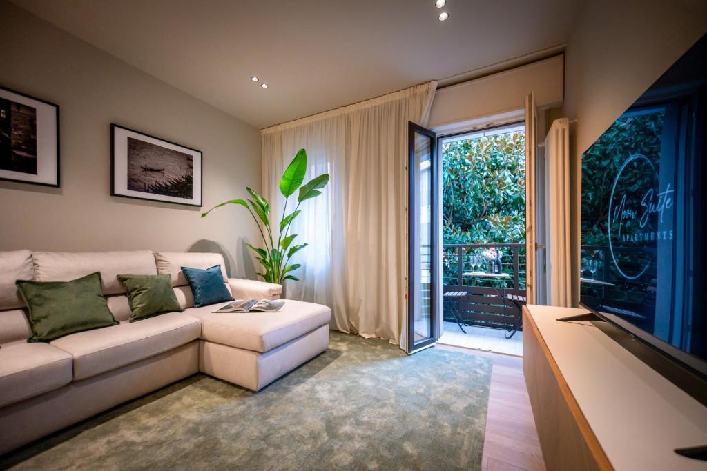 Moon 2BR Apt Modern Comfort Near Venice - 1