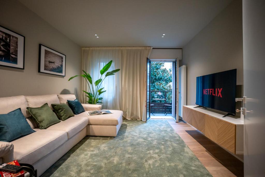 Moon 2BR Apt Modern Comfort Near Venice - 5