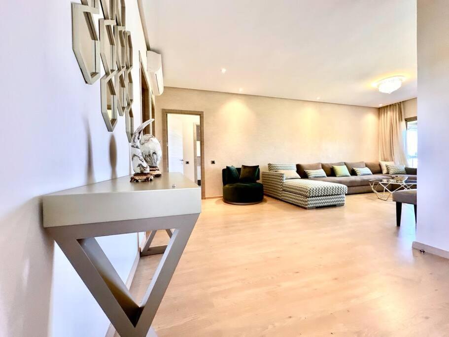 Appartement Spacieux et Moderne avec une Vue sur Montagne et Piscine, Marakéš