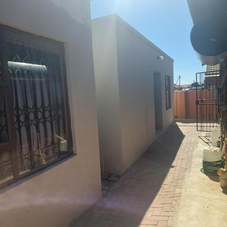 Unit 12 Bachelor Apartment self catering complete, Mmabatho