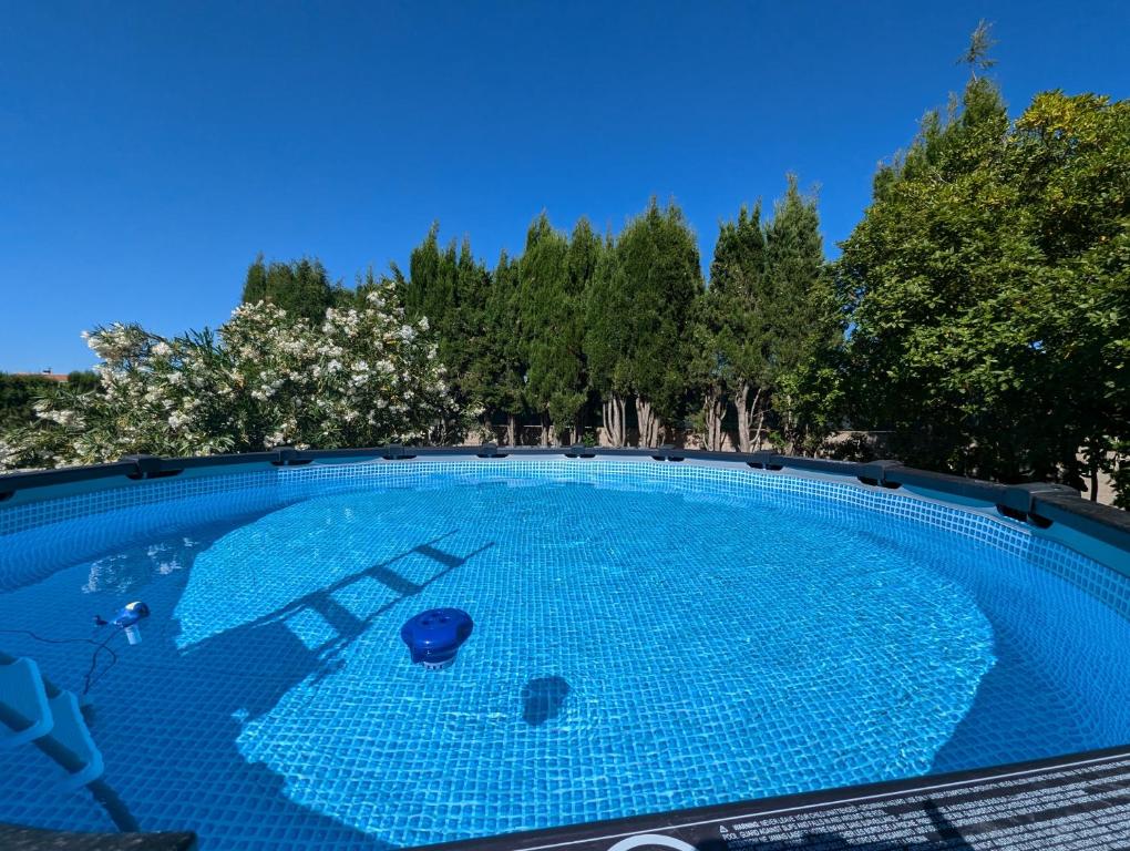 Calme mais proche toutes activités, F3 avec parking, jardin, piscine, wifi, clim dans propriété privée - 1
