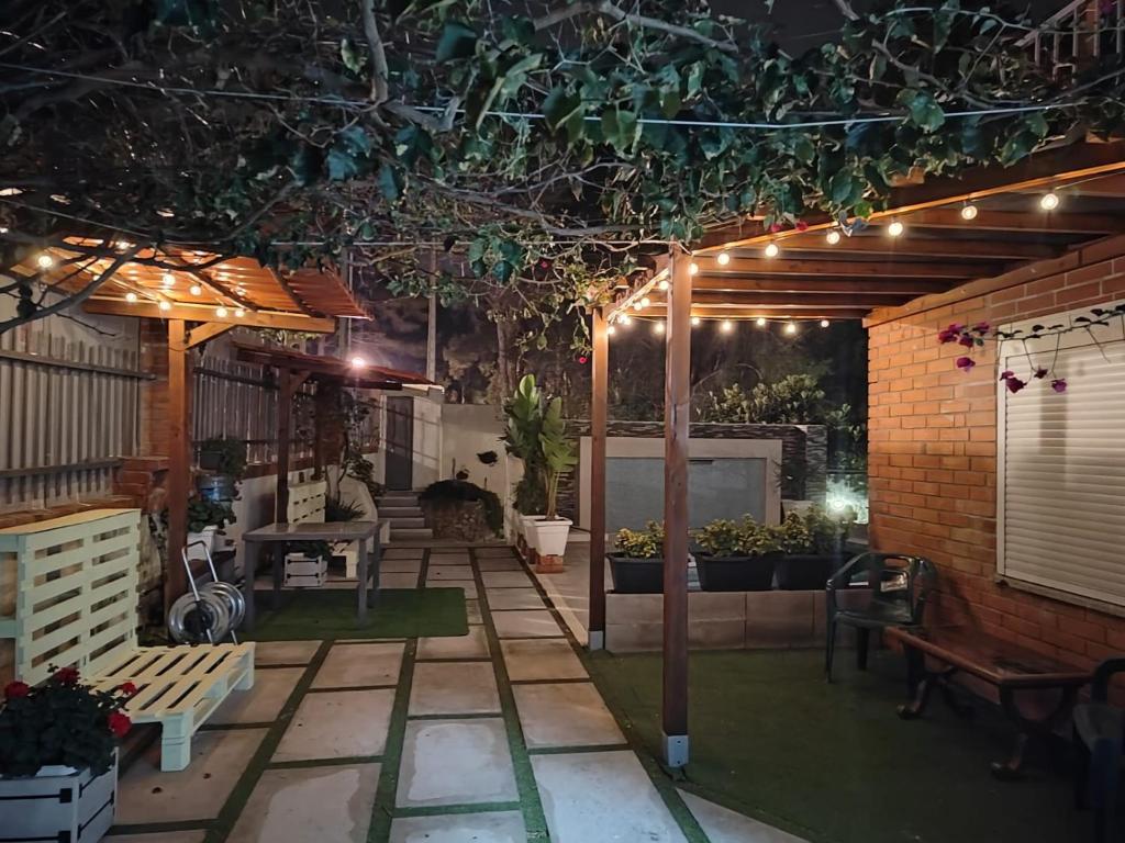 Vila Peña Private Apartment with Shared Pool & Gardens, Cubelles