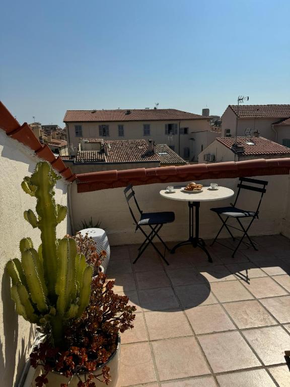 ARAZY - Superb duplex old Antibes very central, AC, terrace - 2