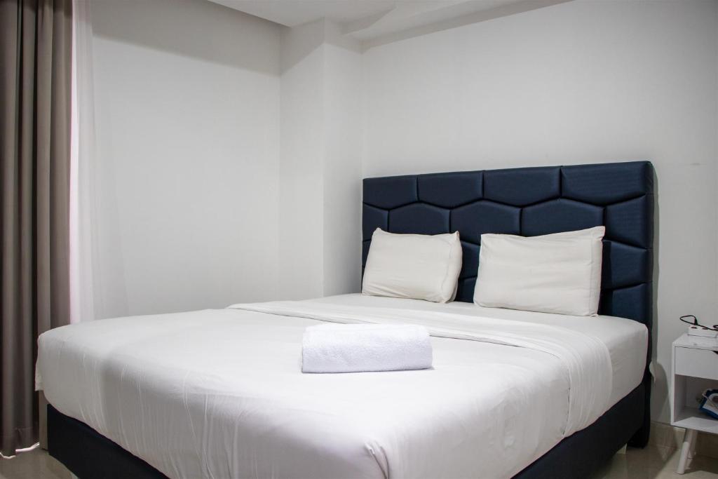 Scenic and Comfortable Studio at West Vista Apartment By Travelio, Jakarta