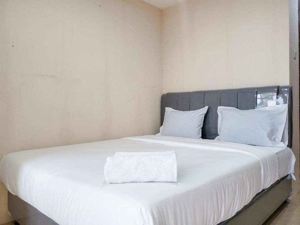 Nice and Elegant Studio at Belmont Residence Puri Apartment By Travelio, Jakarta