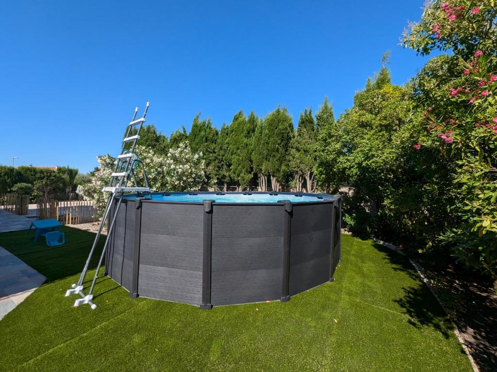 Calme mais proche toutes activités, F3 avec parking, jardin, piscine, wifi, clim dans propriété privée - 3