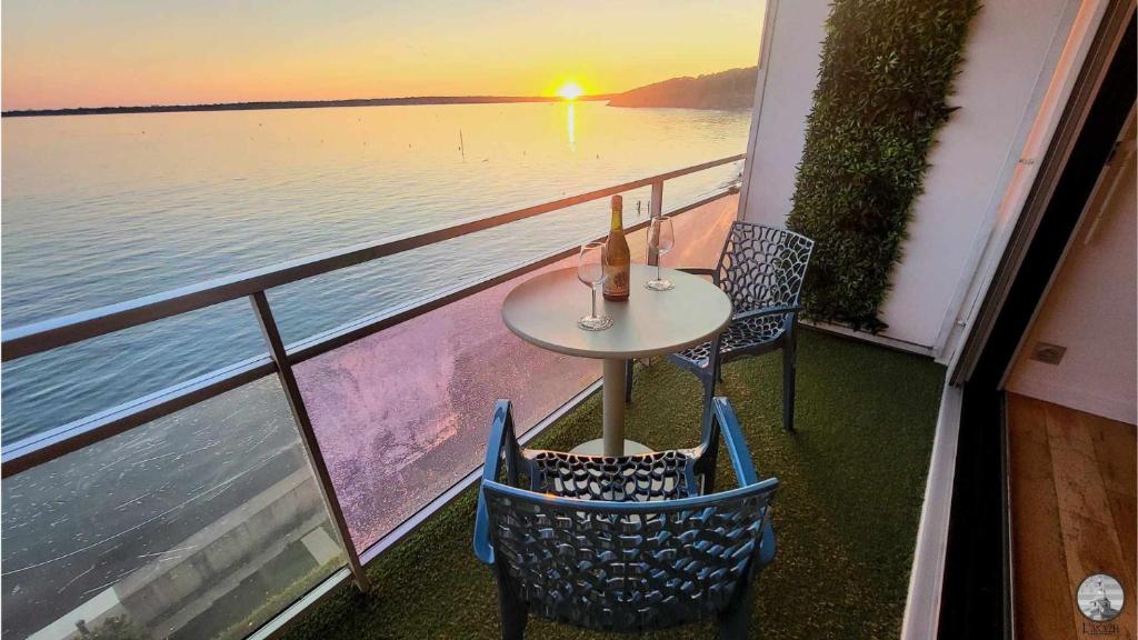 - L'IROIZH - CONCARNEAU - VUE MER PANORAMIQUE - STUDIO STANDING PLAGE DES SABLES BLANCS - PARKING - DRAPS & SERVIETTES INCLUS - NEAR THALASSOTHERAPY - Wifi - - 3