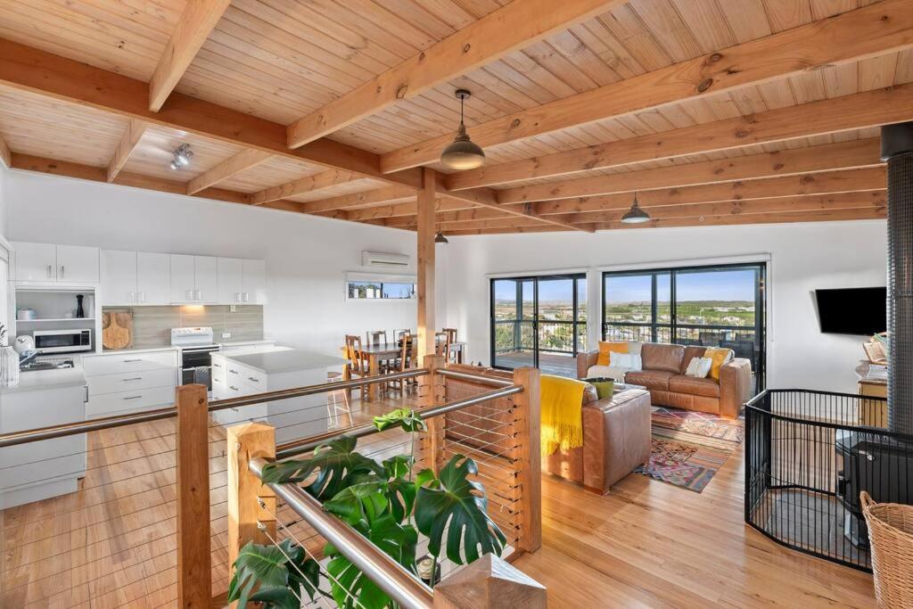 Ocean Views on Aldebaran - sleeps 11, Ocean Grove