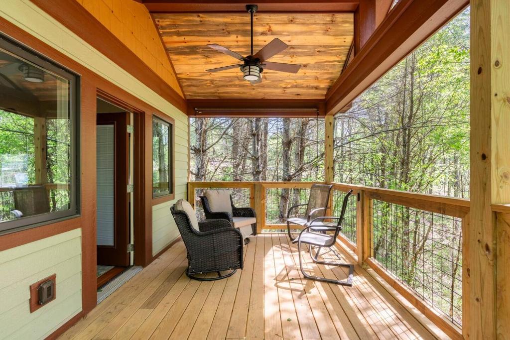 Maple Treehouse Cabin - Rustic Luxury Near Asheville, Marshall