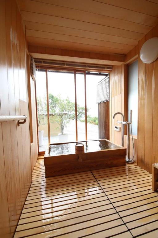 Hot spring bath