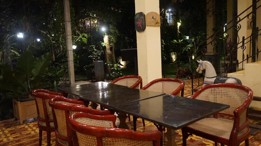 Shared lounge/TV area