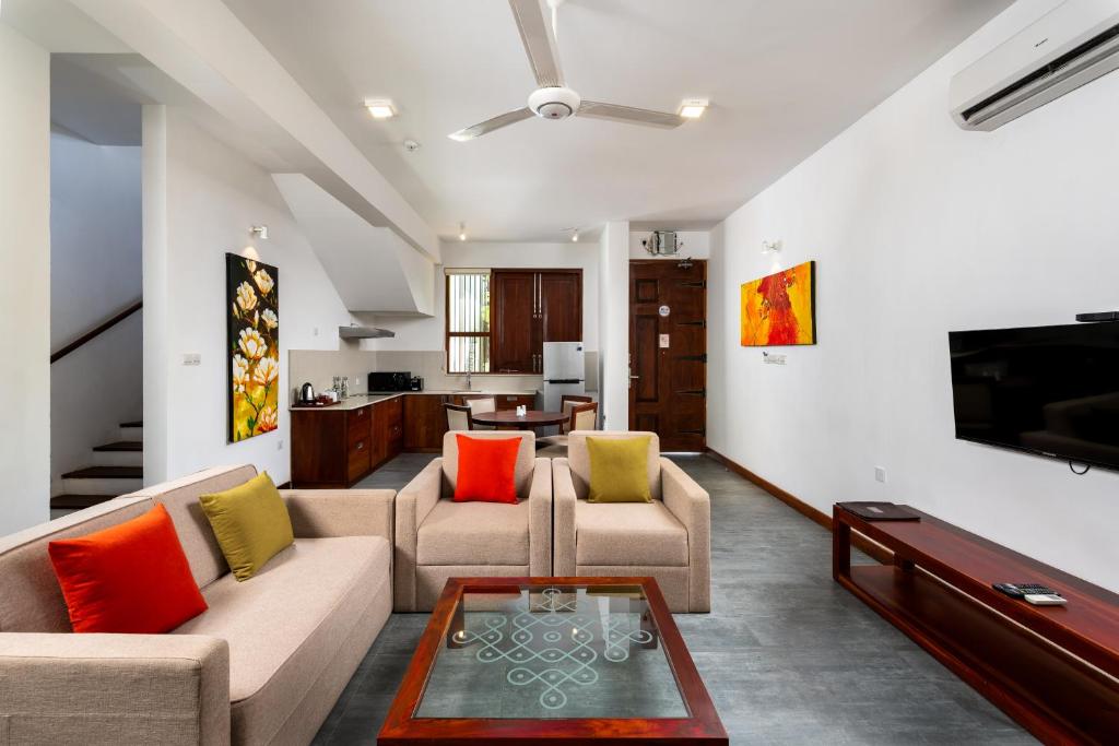 Shared lounge/TV area, The Thinnai Suites in Jaffna