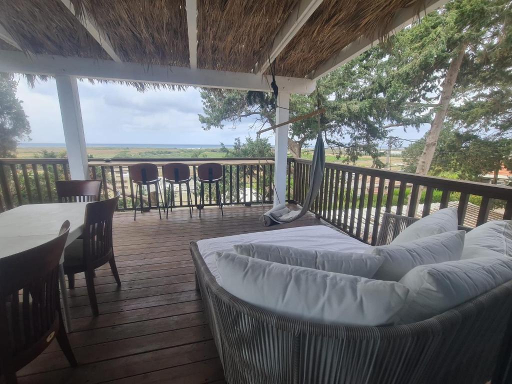 Tree and Sea View, HaBonim