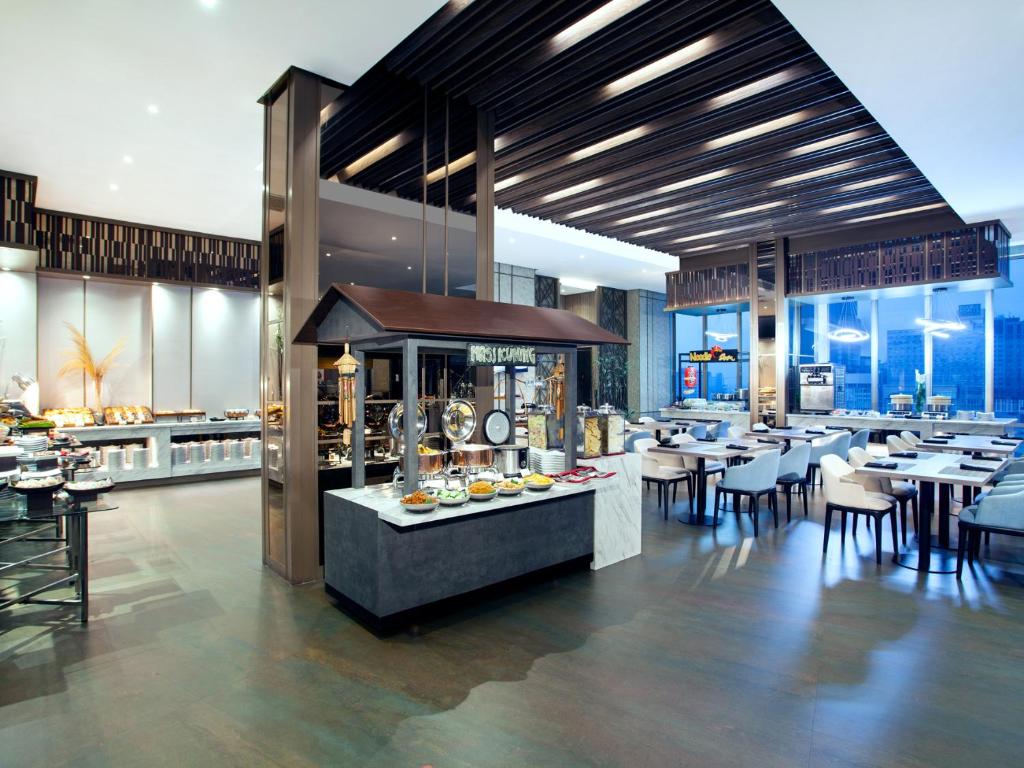 Restaurant, Hotel Platinum Tunjungan Surabaya in Surabaya