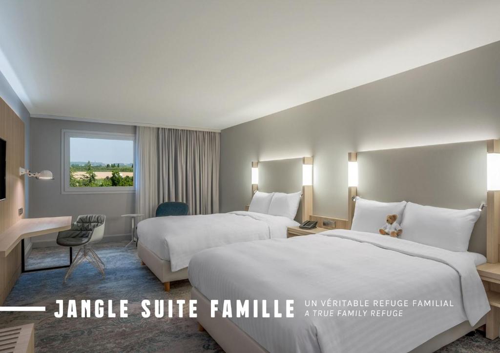 The Jangle Hotel의 실내 수영장 또는 모던한 객실