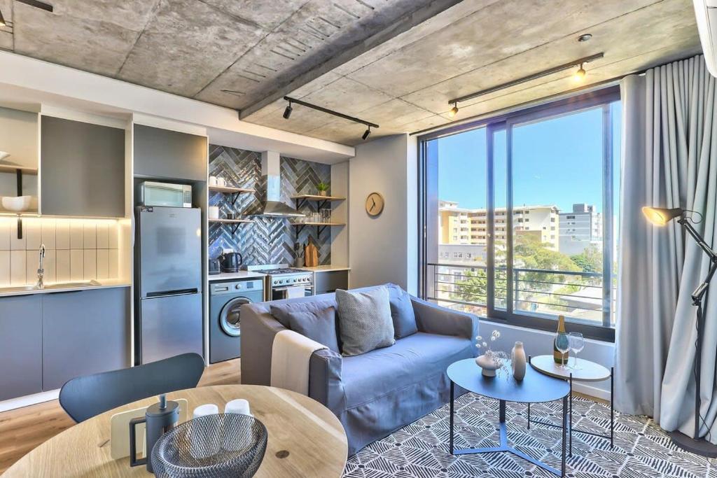 Secure, fast wifi, communal pool- lone ranger lux!, Cape Town