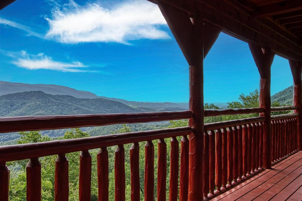 Eagles View, Free Attraction Tickets, Breathtaking Mountain Views, Hot Tub, WIFI!!!, Sevierville