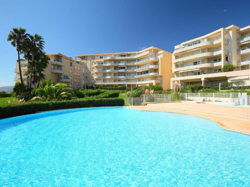 Elegant Apartment with Private Pool, Parking & 5min to beach - 1