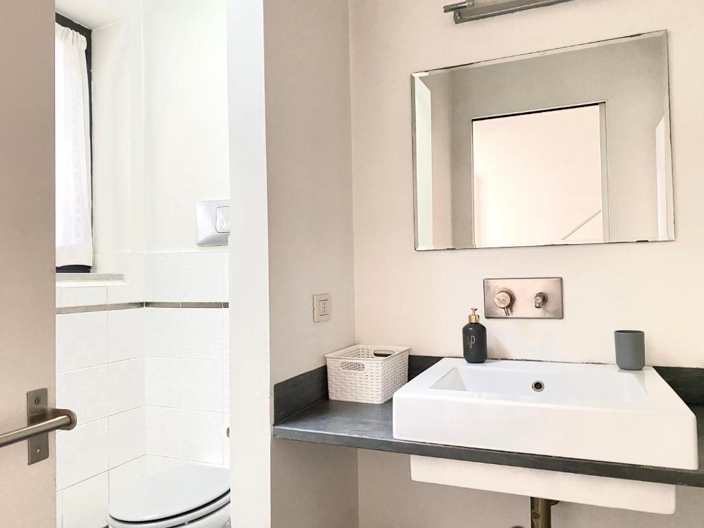 Sant Ambrogio Courtyard Room in shared flat - 5