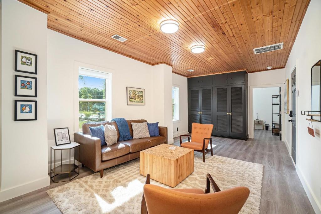 Center Suite A, Douglas